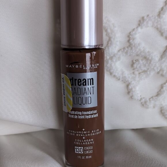 Maybelline Dream Radiant Liquid Foundation - Java 135 - Picture 1 of 3